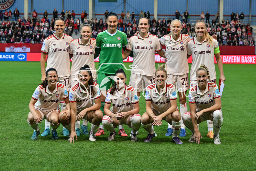 FC Bayern München Frauen - Arsenal London Frauen | Im Bild die Startelf der FC Bayern Frauen beim Heimspiel gegen Arsenal / Mannschaftsfoto / Mannschaftsbild / Teamfoto / UEFA Womens Champions League: FC Bayern München Frauen - Arsenal London Frauen, FC Bayern Campus am 09.10.2024