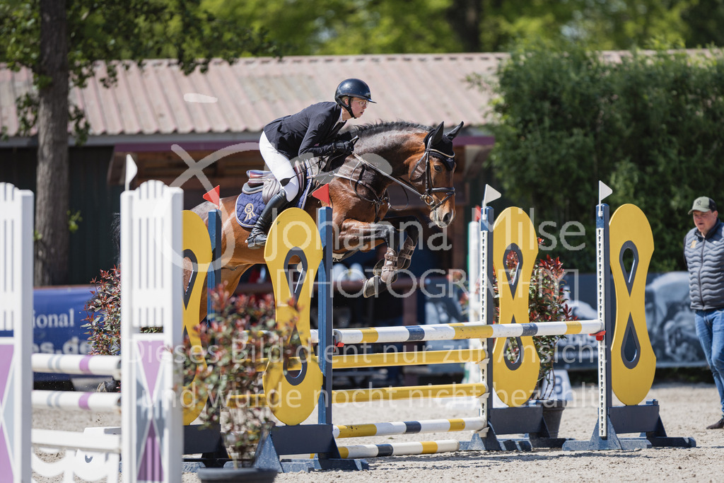 230516_Mühlen_03SprPf-A-337 | Deine schönsten Turniermomente als professionelle Fotos! Entdecke hochwertige Pferdesport-Fotografie im Online-Shop. Jetzt Fotos finden & bestellen!