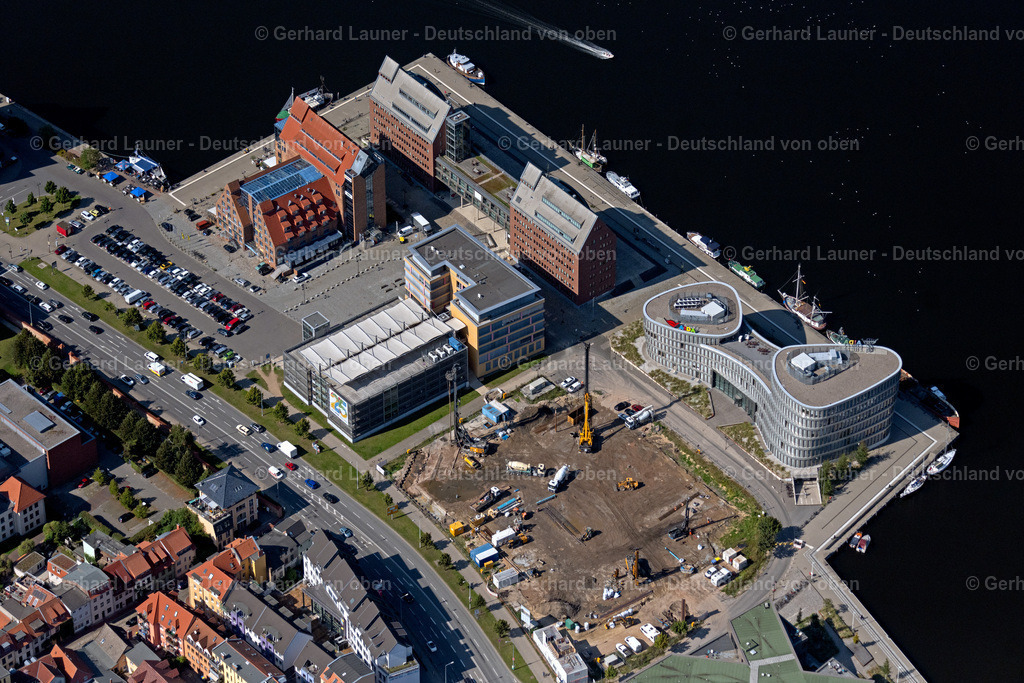 4062046 | ROSTOCK 08.09.2021 Büro- und Geschäftshaus- Ensemble Am Strande in Rostock im Bundesland Mecklenburg-Vorpommern, Deutschland. // Office building - Ensemble Am Strande in Rostock in the state Mecklenburg - Western Pomerania, Germany. Foto: Gerhard Launer