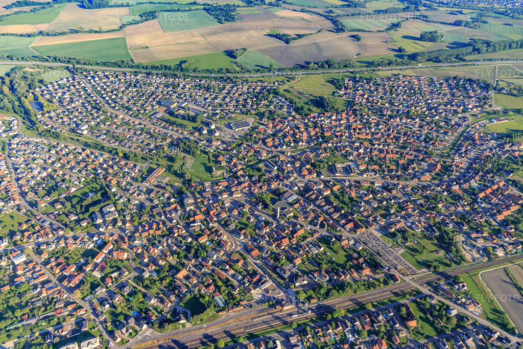 Luftbild: Ortsübersicht aus Osten in Herrlisheim im Bundesland Bas-Rhin in Frankreich. – Foto: IMG_115000.jpg vom 01.06.2019 durch Werner Riehm/FLY-FOTO.de – Auflösung des Originals: 5472 x 3648 px