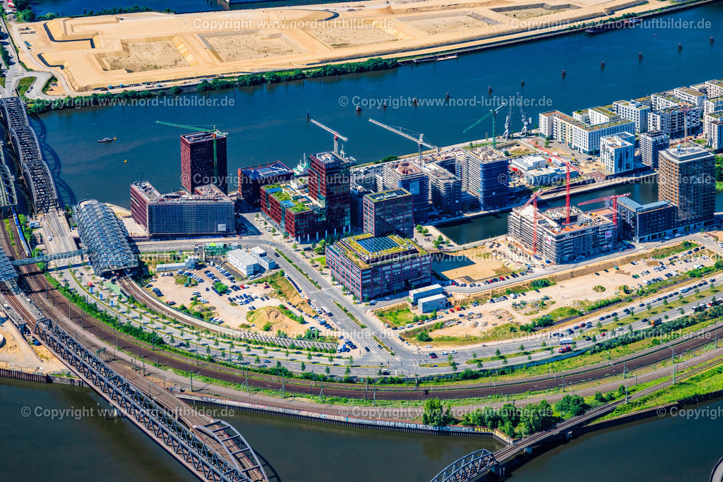 Hamburg_Baakenhafen_Hafencity_ELS_0848200625 | HAMBURG 16.06.2025 Baustellen für Wohn- und Geschäftshäuser im Baakenhafen entlang der der Baakenallee in der HafenCity in Hamburg, Deutschland. Weiterführende Informationen bei: AUG. PRIEN Bauunternehmung (GmbH & Co. KG),  BVE Bauverein der Elbgemeinden eG,  Baugenossenschaft Hamburger Wohnen eG,  Johann Daniel Lawaetz-Stiftung,  Richard Ditting GmbH & Co. KG,  bof architekten,  florian krieger - architektur und städtebau gmbh. // Construction sites for residential and commercial buildings in the Baakenhafen along the Baakenallee in HafenCity in Hamburg, Germany. Further information at: AUG. PRIEN Bauunternehmung (GmbH & Co. KG),  BVE Bauverein der Elbgemeinden eG,  Baugenossenschaft Hamburger Wohnen eG,  Johann Daniel Lawaetz-Stiftung,  Richard Ditting GmbH & Co. KG,  bof architekten,  florian krieger - architektur und staedtebau gmbh. Foto: Martin Elsen