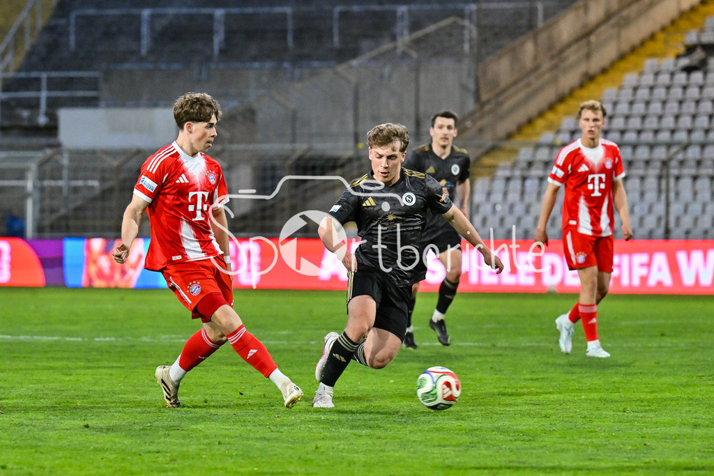FC Bayern Amateure - SpVgg Ansbach | MUNICH, GERMANY - 17. APRIL: hier spiel Maximilian SCHUHBAUER (FC Bayern München II 15) einen Ball  während dem Match zwischen den Amateuren des FC Bayern München und der SpVgg Ansbach am 29. Spieltag der Regionalliga Bayern im Grünwalder Stadion