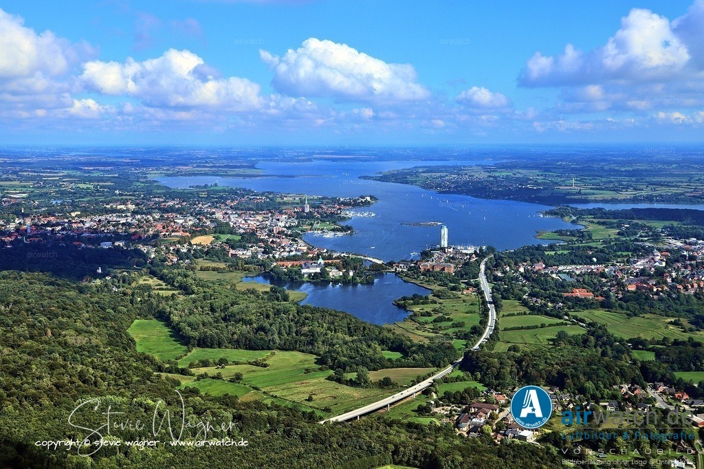 Luftaufnahme: Schleswig aus westlicher Perspektive im Fokus | Schleswig, die historische Stadt an der Schlei im Norden Schleswig-Holsteins, bietet aus der Luft einen beeindruckenden Blick auf ihre einzigartige Lage zwischen Wasser, Grünflächen und historischer Bebauung.