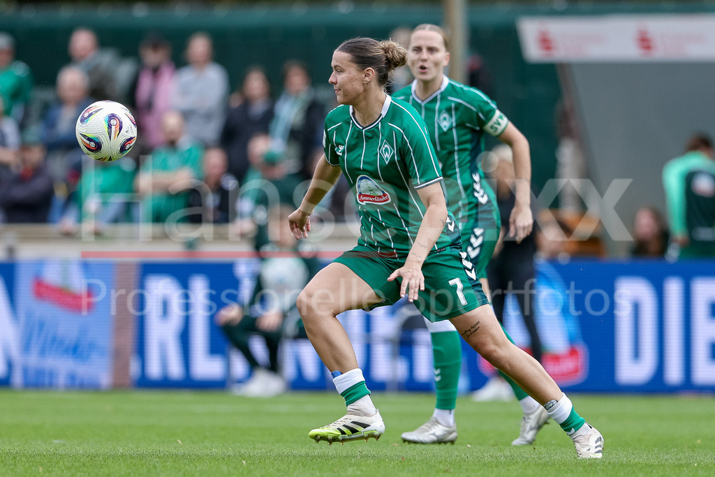 Fussball, Google Pixel Frauen-Bundesliga, SV Werder Bremen - TSG 1899 Hoffenheim | Larissa Mühlhaus (SV Werder Bremen, 7) am Ball, Einzelbild, Ganzkörper, Aktion, Action, Spielszene, DIE DFB-RICHTLINIEN UNTERSAGEN JEGLICHE NUTZUNG VON FOTOS ALS SEQUENZBILDER UND/ODER VIDEOÄHNLICHE FOTOSTRECKEN. DFB REGULATIONS PROHIBIT ANY USE OF PHOTOGRAPHS AS IMAGE SEQUENCES AND/OR QUASI-VIDEO.