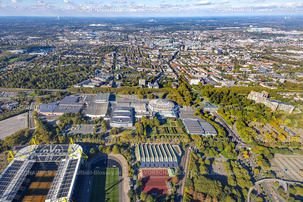 Dortmund241006003 | Luftbild, Westfalenhallem Veranstaltungsort, Blick zur City, Fernsicht und blauer Himmel mit Wolken, Westfalenhalle, Dortmund, Ruhrgebiet, Nordrhein-Westfalen, Deutschland
