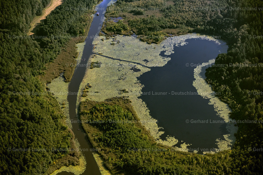 4062308 | ROGGENTIN 08.09.2021 Blick auf eine Seenlandschaft in Roggentin im Bundesland Mecklenburg-Vorpommern. Zu sehen sind die von einer Waldlandschaft umgebenen Seen Mössel (vorne),Leppinsee (mittig) und Woterfitzsee (hinten). // View of a seascape in Roggentin in the state Mecklenburg-West Pomerania. Foto: Gerhard Launer