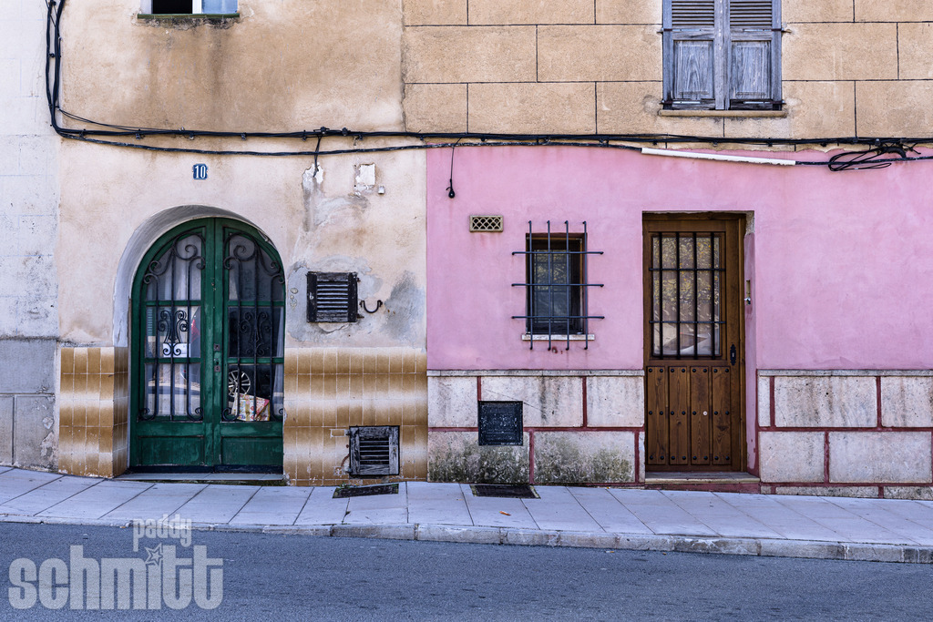 PS-Fassaden-Mallorca-2026-1 | Entdecke die größte Bildgalerie der Region mit Fotografien aus dem Allgäu, der Bodenseeregion, Oberschwaben, dem Donautal und der Schwäbischen Alb. Landschaften, Luftaufnahmen und Reisefotografie als Wandbild und Fotokunst. - Realisiert mit Pictrs.com