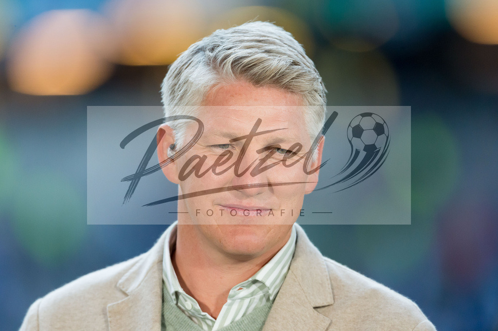 HSVSCF20220419_012 | Fussball, Herren: Bastian Schweinsteiger schaut beim DFB-Pokal-Halbfinalspiel zwischen Hamburger SV und SC Freiburg im Volksparkstadion am 19.04.2022 in Hamburg, Deutschland.DFB / DFL REGULATIONS PROHIBIT ANY USE OF PHOTOGRAPHS AS IMAGE SEQUENCES AND/OR QUASI-VIDEO. - Realisiert mit Pictrs.com