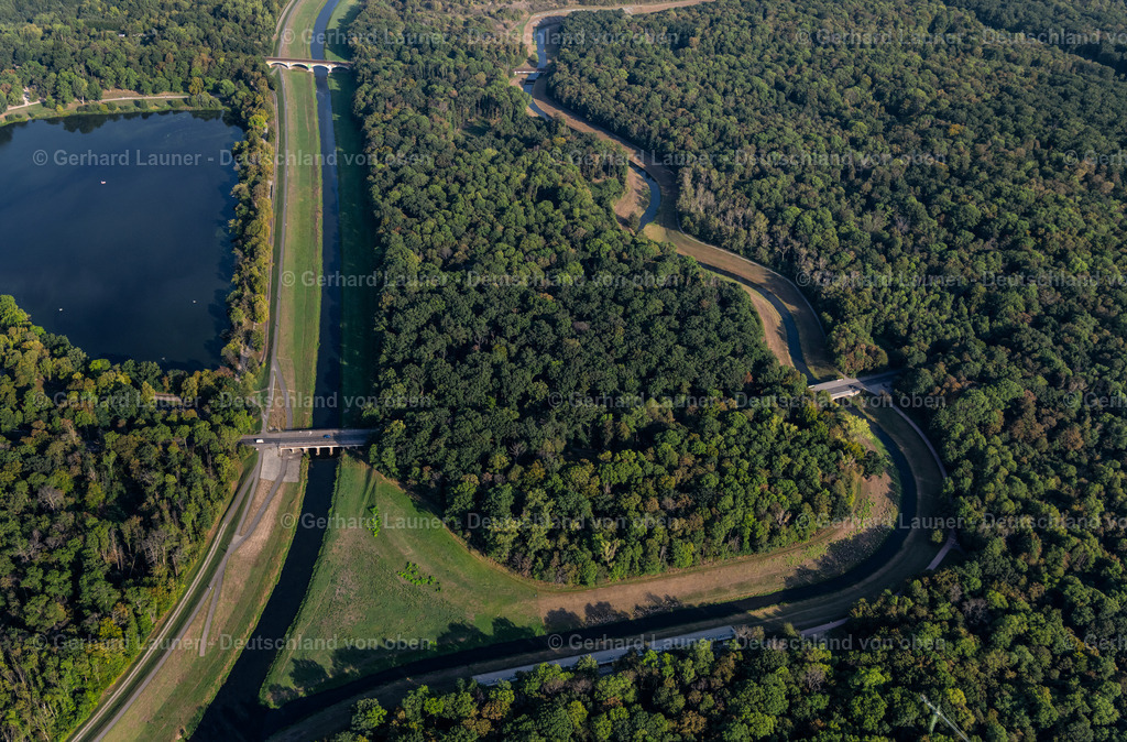 4040307 | LEIPZIG 14.09.2020 Mäandernder, serpentinenförmiger Fluß- Kurvenverlauf der Nahle entlang der Neuen Luppe und dem Auensee am Nahle-Auslassbauwerk an der Gustav-Esche-Straße im Ortsteil Burgaue in Leipzig im Bundesland Sachsen, Deutschland. // Meandering, serpentine curve of river of the Nahle along the Neue Luppe and the Auensee on Gustav-Esche-Strasse in the district Burgaue in Leipzig in the state Saxony, Germany. Foto: Gerhard Launer