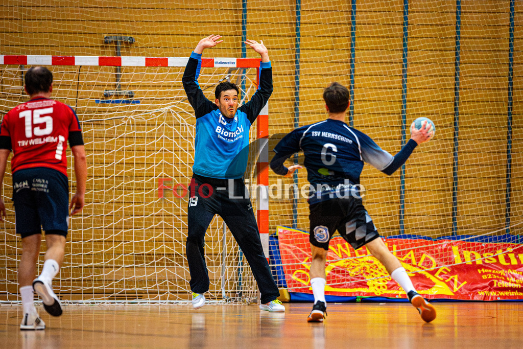 TSV Weiheim gegen TSV Herrsching II | Handball Bezirksoberliga Herren 2025/26, TSV Weiheim gegen TSV Herrsching II, 20251025,7m,2025-10-25 in Weilheim (Jahnhalle)Andreas BÖHM (TSV Weilheim 19), Sebastian KETTERER (TSV Herrsching II 6)Copyright: WolfgangxLindner