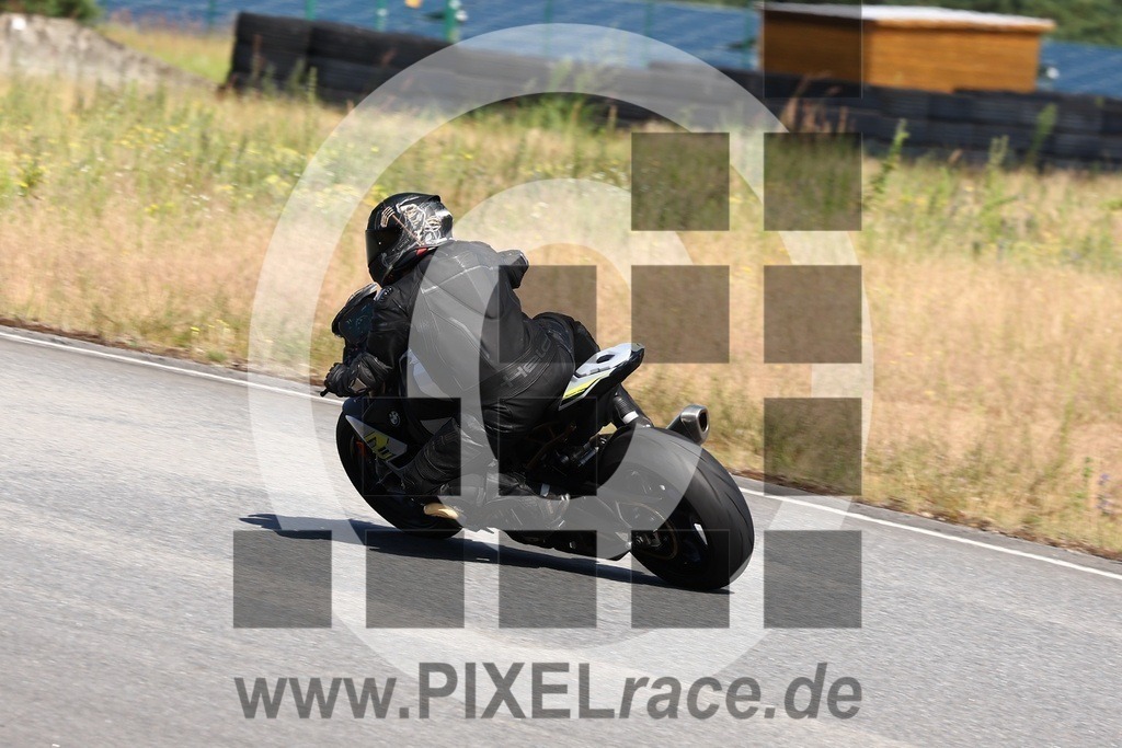 0210-20240714_01169 | Schöne Erinnerungen an spannende Momente - das festzuhalten ist unser Job. PIXELrace.de ist seit 2003 auf den Rennstrecken Europas unterwegs um die Action draußen beim Fahren und die wunderbare Stimmung imm Fahrerlager für euch einzufangen.