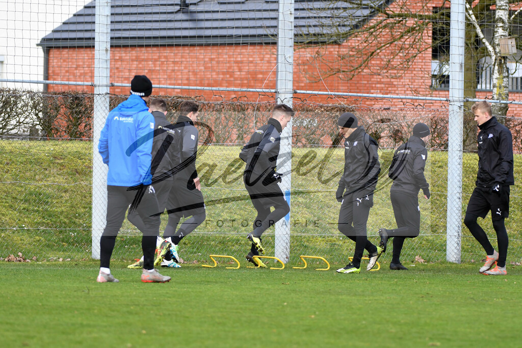 20200225_TRAOSN_0006 | Fussball, Herren: . Die Spieler vom VfL Osnabrueck waermen sich auf waehrend der Trainingseinheit des VfL Osnabrueck im Sportpark Illoshoehe am 25.02.2020 in Osnabrueck, Deutschland. - Realisiert mit Pictrs.com