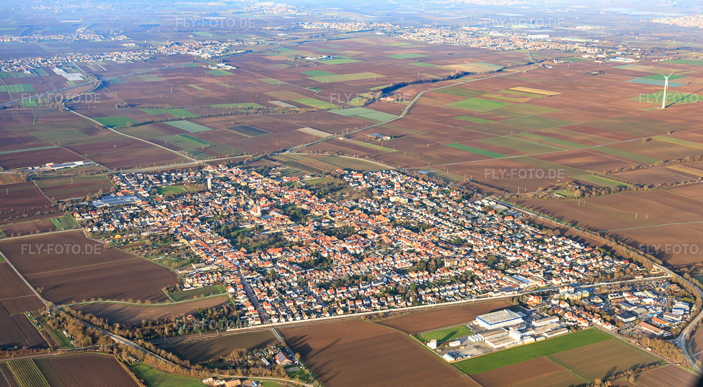 Luftbild: Ortsansicht aus Süden im Ortsteil Böhl in Böhl-Iggelheim im Bundesland Rheinland-Pfalz in Deutschland. Foto: IMG_151984.jpg vom 12.12.2025 durch Werner Riehm/FLY-FOTO.de