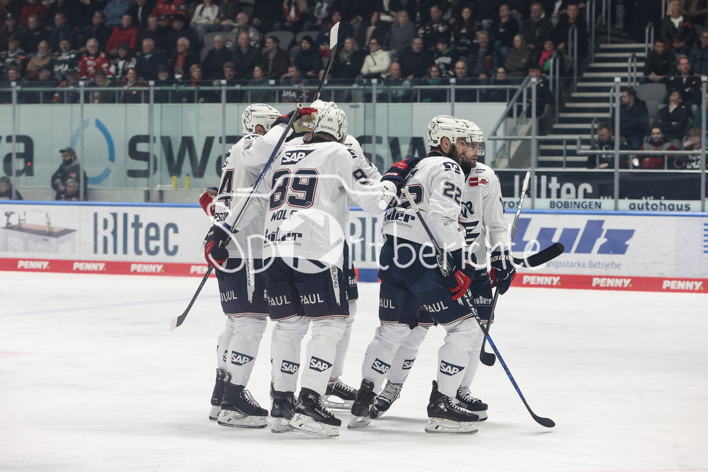 Augsburger Panther - Adler Mannheim | Jubel nach dem Treffer zum 0-1 fuer die Gaeste durch Keaton THOMPSON (MAN #24)/ Freude / Tor / Torschuetze