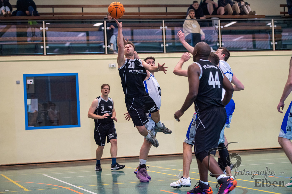 VFL Rastede 2-VfL Edewecht Wattworms | VFL Rastede II (weiß)-VfL Edewecht Wattworms (schwarz) am 18.02.2024; in Kleibrok (Sporthalle Zur-Windmühlen-Straße), Photo: Philip Eiben 2024 - Realisiert mit Pictrs.com