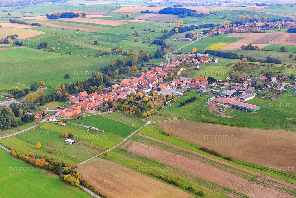 Vue aérienne: Vue de la ville depuis le sud-ouest à Rothbach dans le département Bas Rhin, France – .Photo: IMG_084818.jpg prise le 24/10/2015 par Werner Riehm/FLY-FOTO.eu – Résolution de l'original: 5251 x 3501 px