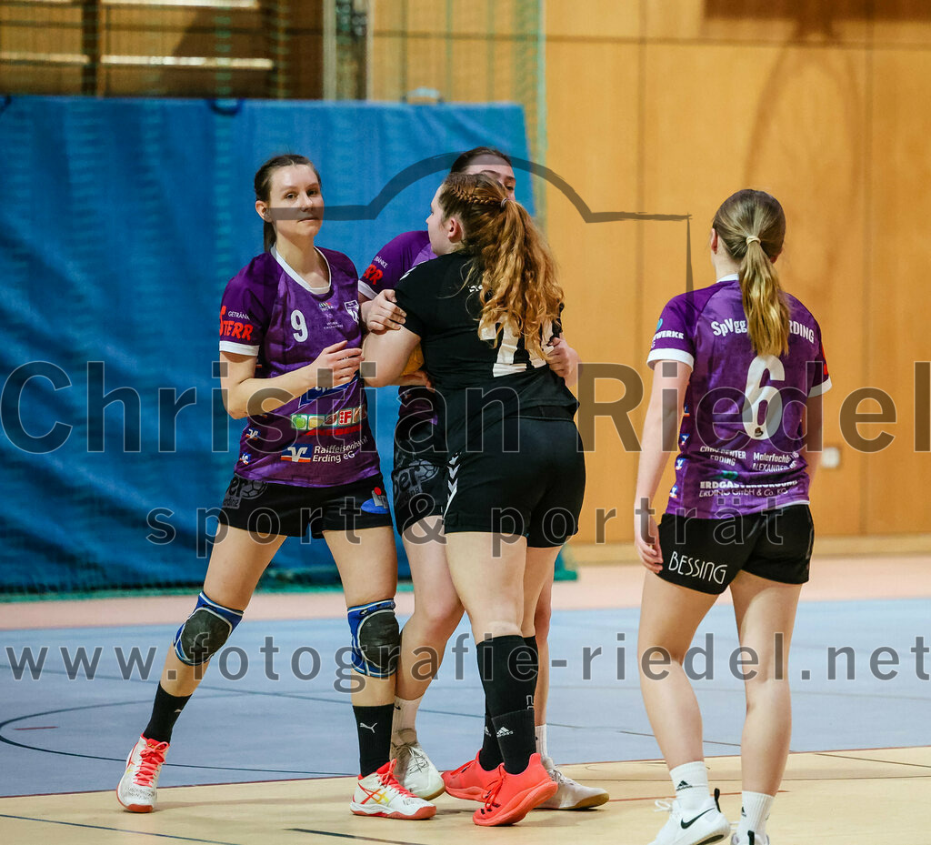 2024-01-27_054_SpVgg_Altenerding_gegen_HSG_Schwab-kirchen | Erding, Deutschland, 27.01.2024:
Handball, Bezirksoberliga Frauen Altbayern 2023 / 2024, 12. Spieltag, SpVgg Altenerding gegen HSG Schwab/kirchen, Endergebnis: 39:28

Julia Kranich (SpVgg Altenerding, #9), Johanna Rubner (HSG Schwab/kirchen, #20), Marlene Mittermeier (SpVgg Altenerding, #6)

Foto: Christian Riedel / fotografie-riedel.net