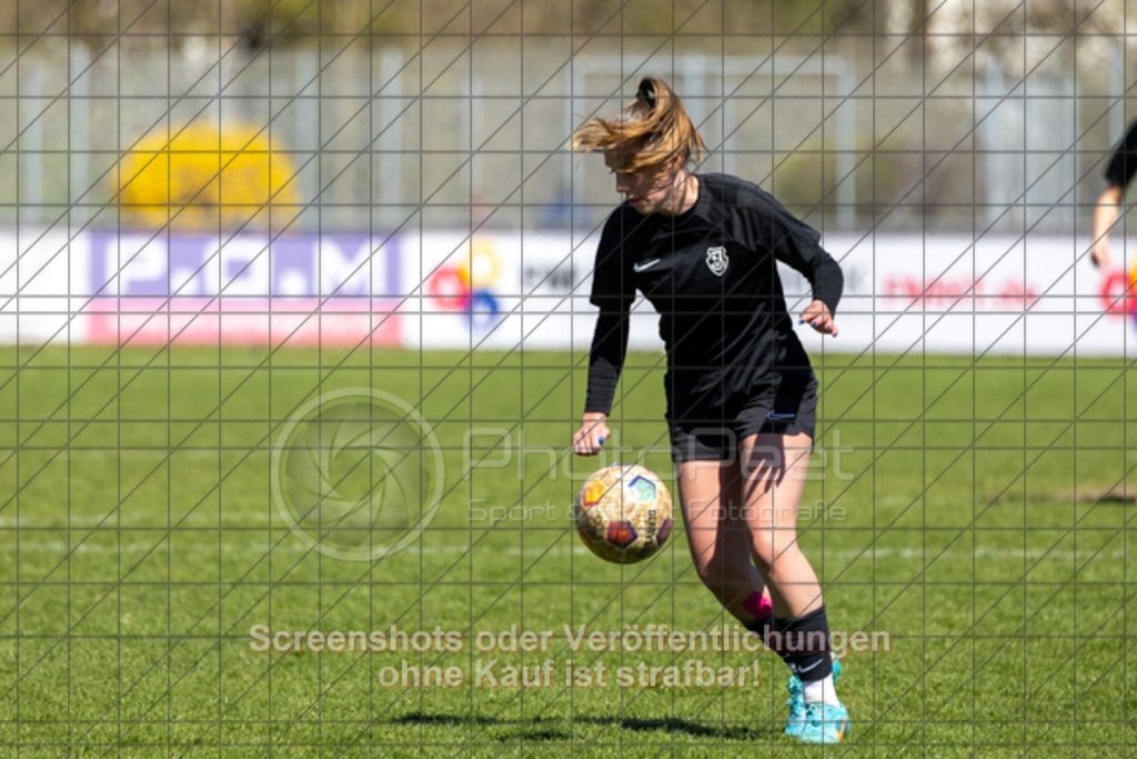 20250406_141708_0187 | #,1.FC Donzdorf (rot) vs. SV Jungingen (schwarz), Fussball, Frauen-Verbandsliga Württemberg, 16. Spieltag, Saison 2024/2025, Rasenplatz Lautertal Stadion, Süßener Straße 16, 73072 Donzdorf, 06.04.2025 - 13:00 Uhr,Foto: PhotoPeet-Sportfotografie/Peter Harich
