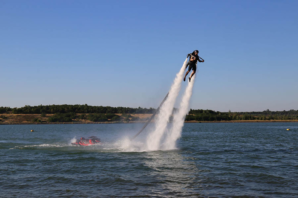 Störmthaler See - Jetlev Fly | Entdecke über 20 Kategorien Leipzig-Motive: Foto-Downloads, hochwertige Poster, Leinwand- & Fine-Art-Prints. Jetzt Lieblingsfoto im Bildlexikon Leipzig Shop bestellen!
