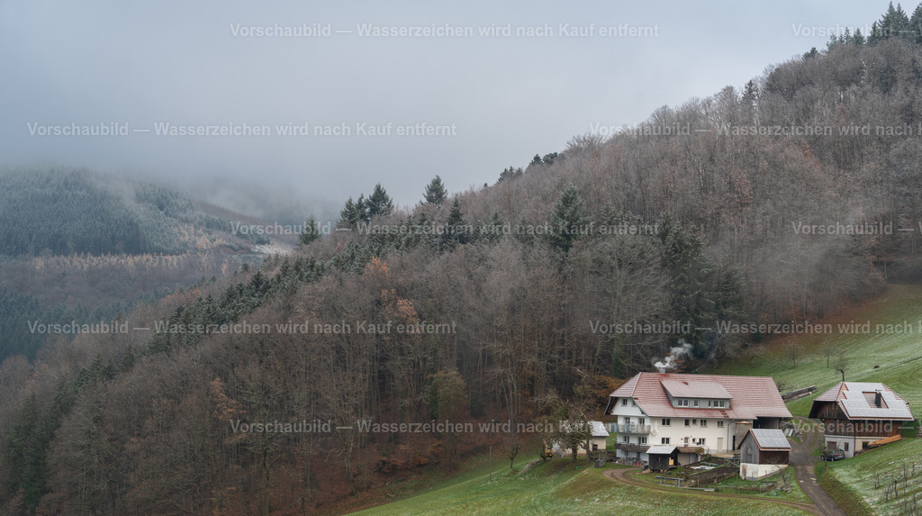 Typischer Schwarzwaldhof | Landschaft und Natur von Reisefotograf Peter W. Rind. Wandbilder auf Leinwand, Acryl, AluDibond und mehr - Realisiert mit Pictrs.com