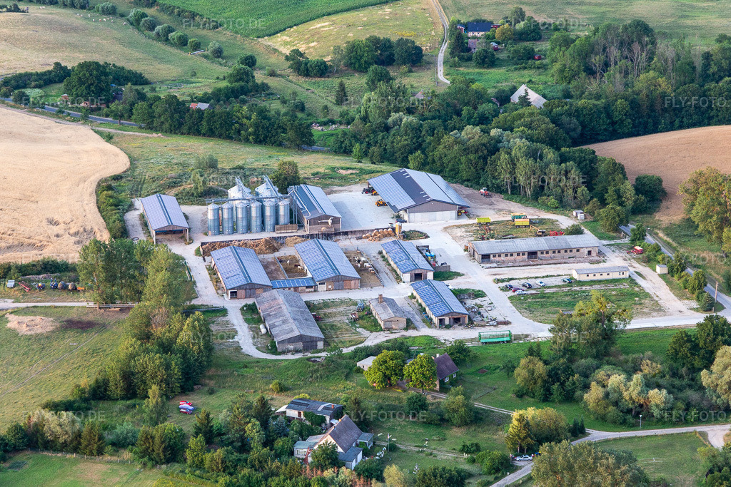 Luftbild: Gebäude und Gutshaus des Landgut Gut Friedenfelde GmbH in Böckenberg im Ortsteil Klein-Fredenwalde in Gerswalde im Bundesland Brandenburg in Deutschland. Foto: IMG_116329.jpg vom 17.07.2019 durch Werner Riehm/FLY-FOTO.de