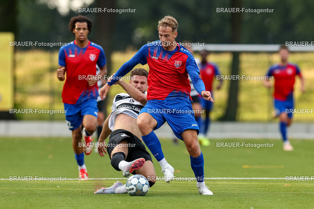 1_KFCWAT_20250723_0440.JPG -  - KFC Uerdingen - SG Wattenscheid 09 - Testspiel | Krefeld, Deutschland, 23.07.25: Etienne-Noel Reck (KFC Uerdingen) und Albin Thaqi (SG Wattenscheid 09) im Kampf um den Ball waehrend des Testspiel Spiels zwischen KFC Uerdingen - SG Wattenscheid 09 in der Covestro Sportpark am 23. July 2025 in Krefeld, Deutschland. (Foto von Stefan Brauer/Brauer-Fotoagentur)