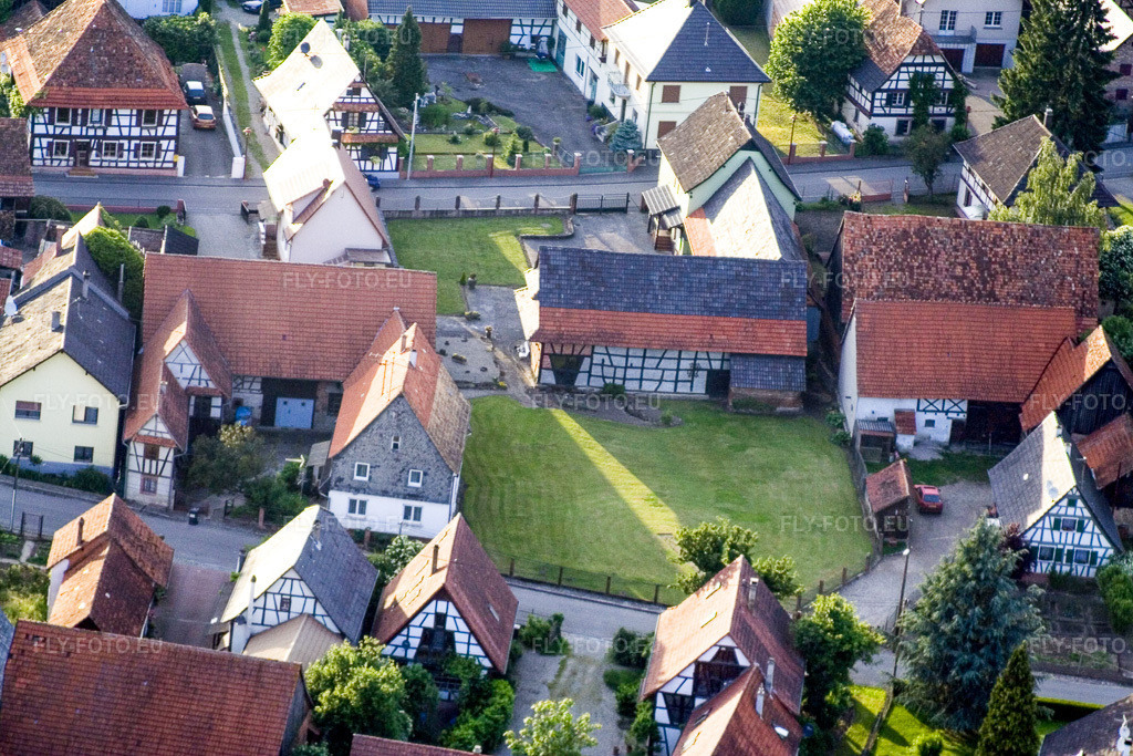 Vue aérienne: Maisons à ossature bois à Forstfeld dans le département Bas Rhin, France – .Photo: IMG_2429.jpg prise le 04/06/2006 par Werner Riehm/FLY-FOTO.eu – Résolution de l'original: 3456 x 2304 px