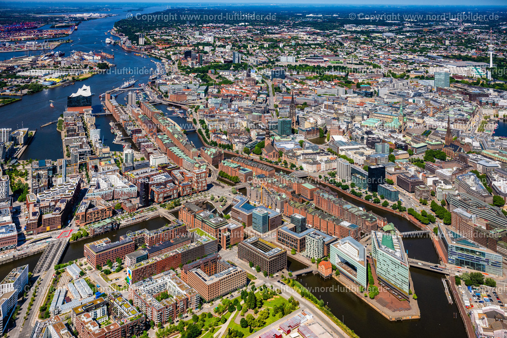Hamburg_Speicherstadt_Hafencity_ELS_0779200625 | HAMBURG 16.06.2025 Gebäude, Straßen und Kanäle der Hafencity und Speicherstadt in Hamburg, Deutschland. // Buildings, streets and canals of the Hafencity and Speicherstadt in Hamburg, Germany. Foto: Martin Elsen