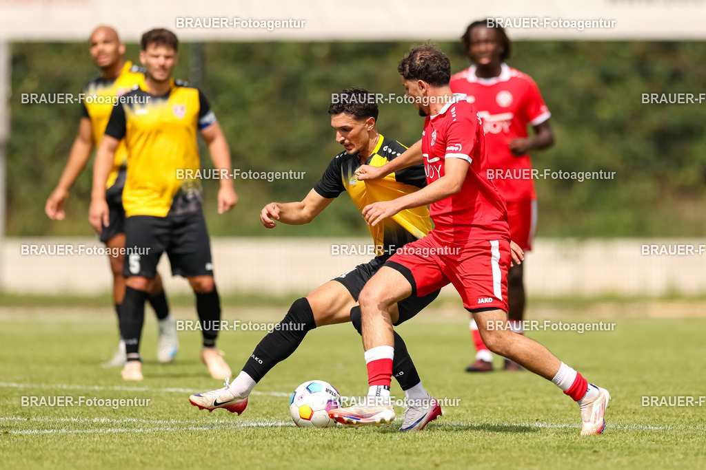 1_SVSKFC_20250726_0379.JPG -  - SV Schermbeck - KFC Uerdingen  - Testspiel | Schermbeck, Deutschland, 26.07.25: Batuhan Özden (KFC Uerdingen) und Bilal Akhal (SV Schermbeck) im Kampf um den Ball während des Testspiel Spiels zwischen SV Schermbeck - KFC Uerdingen  in der Volksbank Arena am 26. July 2025 in Schermbeck, Deutschland. (Foto von Stefan Brauer/Brauer-Fotoagentur)