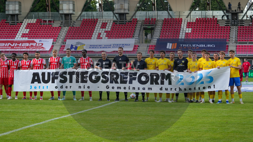 Fußball, Herren, Saison 2025/2026, Regionalliga Nordost, 1. Spieltag, FC Rot-Weiß Erfurt vs. FSV 63 Luckenwalde, Freitag 25.07.2025, Steigerwaldstadion Erfurt, | Fußball, Herren, Saison 2025/2026, Regionalliga Nordost, 1. Spieltag, FC Rot-Weiß Erfurt vs. FSV 63 Luckenwalde, Freitag 25.07.2025, Steigerwaldstadion Erfurt, Im Bild: Banneraktion vor Spielbeginn zur Initiative Aufstiegsreform 2025. - Realisiert mit Pictrs.com
