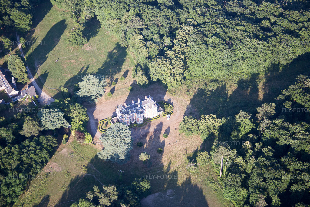 Vue aérienne: Orchaise, Château du Guérinet à Valencisse dans le département Loir et Cher, France. Photo: IMG_081194.jpg prise le 19/06/2015 par Werner Riehm/FLY-FOTO.euRésolution de l'original: 5472 x 3648 px