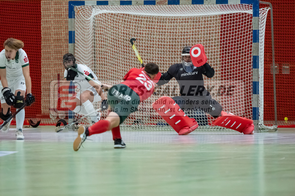 HK_20240114_108178 | 1. Bundesliga Herren Crefelder HTC - Uhlenhorst Mülheim am 14.1.2024 Halle Glockenspitz, Krefeld , Felix Damberger ( Uhlenhorst Mülheim #1 ) , Boomes Anton ( Crefelder HTC #23 )