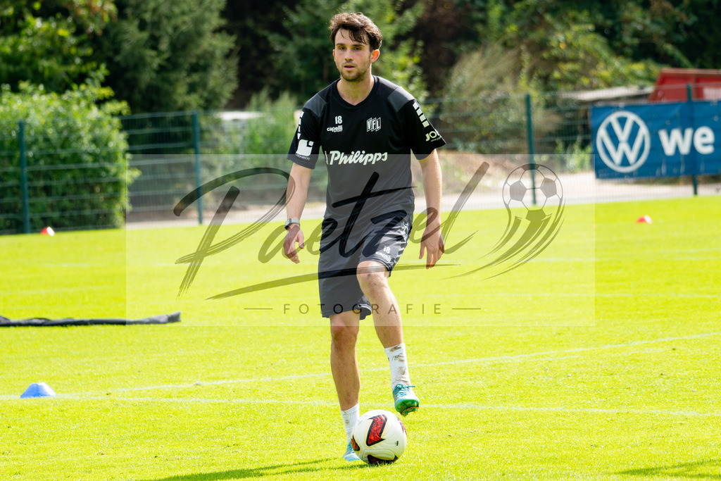 20260909_TRAOSN_0441 | Fußball, Herren: Leon Flach (VfL Osnabrück) in Aktion, am Ball, Einzelaktion beim Training des VfL Osnabrück am 09.09.2026 im Sportpark Illoshöhe in Osnabrück, Deutschland.(Foto von Nico Paetzel) - Realisiert mit Pictrs.com