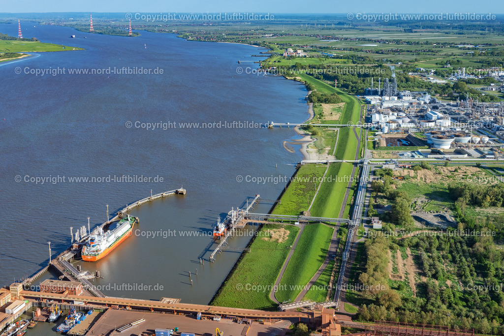 Stade_Seehafen_Lng_ELS_2636140522 | STADE 14.05.2022 Hafenanlage Stader Seehafen AOS am Bützflether Sand in Bützfleth im Bundesland Niedersachsen, Deutschland. Auf der Grünfläche soll bis 2026 der Hanseatic Energy Hub entstehen. Das geplante Terminal für den Import von verflüssigtem Erdgas (LNG) wird in den vorhandenen Industriepark integriert. Weiterführende Informationen bei: AOS Aluminium Oxid Stade GmbH,  Dow Deutschland Anlagengesellschaft mbH. // Port facility Stader Seehafen AOS am Buetzflether Sand in Buetzfleth in the state Lower Saxony, Germany. The Hanseatic Energy Hub is to be built on the green space by 2026. The planned terminal for the import of liquefied natural gas (LNG) will be integrated into the existing industrial park. Further information at: AOS Aluminium Oxid Stade GmbH,  Dow Deutschland Anlagengesellschaft mbH. Foto: Martin Elsen