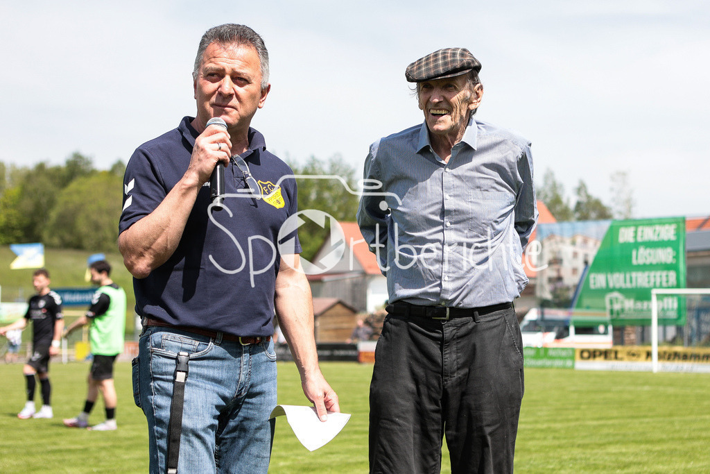 FC Pipinsried - SV Wacker Burghausen | Pipinsried Vereinslegende Konrad HOESS wird in der Halbzeit zum Ehrenpraesidenten ernannt / Ehrung / im Bild links Pressesprecher Hubert FESL