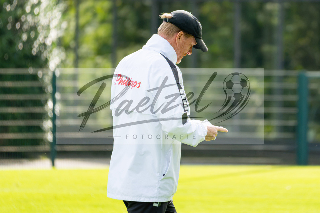 20260909_TRAOSN_0686 | Fußball, Herren: Trainer Timo Schultz (VfL Osnabrück) schaut beim Training des VfL Osnabrück am 09.09.2026 im Sportpark Illoshöhe in Osnabrück, Deutschland.(Foto von Nico Paetzel) - Realisiert mit Pictrs.com