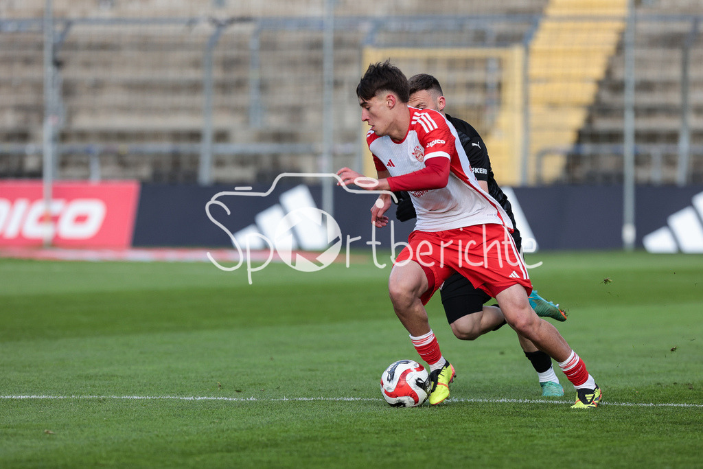 FC Bayern Amateure - TSV Buchbach | im Duell Javier FERNANDEZ GONZALEZ (FCB #37) und Albano GASHI (TSV #34) / Zweikampf