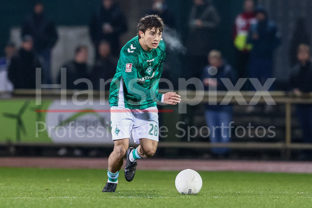 Fussball, Regionalliga Nord, SV Werder Bremen II - VfB Oldenburg | v.li.: Ethan Kohler (SV Werder Bremen II, 28) am Ball, Freisteller, Einzelbild, Ganzkörper, Aktion, Action, Spielszene