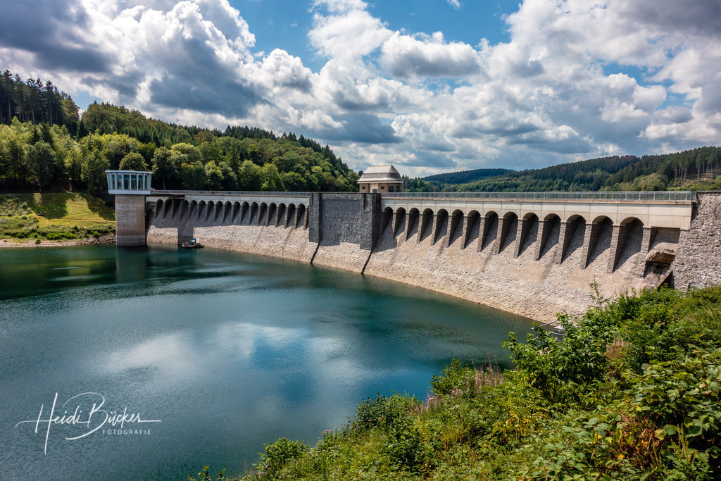 Listertalsperre neben dem Biggesee | Die Listertalsperre ist eine Talsperre im Naturpark Sauerland-Rothaargebirge, und befindet sich in direkter Nähe zum Biggesee - Realisiert mit Pictrs.com