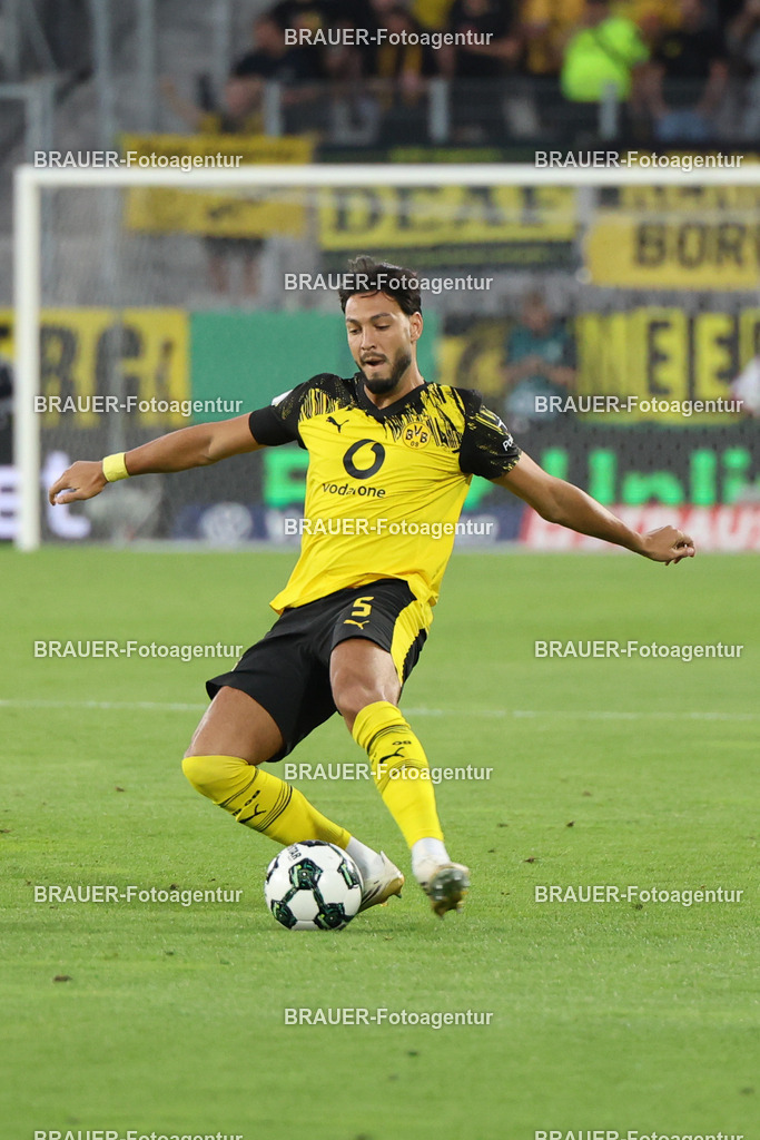 Rot-Weiss Essen - Borussia Dortmund | Essen, Deutschland, 18.08.2025Ramy Bensebaini (Borussia Dortmund) Einzelaktionwährend des DFB Pokal Spiels zwischen Rot-Weiss Essen- Borussia Dortmund im Stadion an der Hafenstraße am 18.08.2025 in Essen. (Foto von Timo Bluhmki-Schmidt/Brauer Fotoagentur