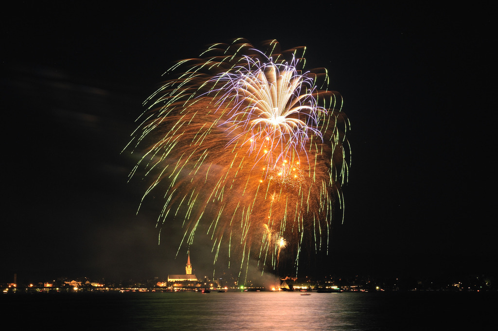 Feuerwerk Hauherrenfest 2010 | Feuerwerk des Hausherrenfestes im Jahr 2010, aufgenommen vom Seeufer Iznang - Realisiert mit Pictrs.com