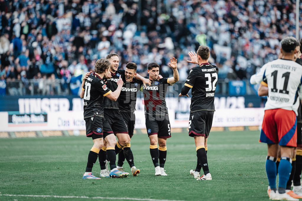 Fußball | Männer | Saison 2024/2025 | 2. Fußball-Bundesliga | 31. Spieltag | Hamburger SV vs. Karlsruher SC | 27.04.2025 | v.l. David Herold (#20, Karlsruher SC)  Christoph Kobald (#22, Karlsruher SC) Marvin Wanitzek (#10, Karlsruher SC) Robin Heußer (#5, Karlsruher SC)  und Robin Bormuth (#32, Karlsruher SC) jubeln nach dem Sieg