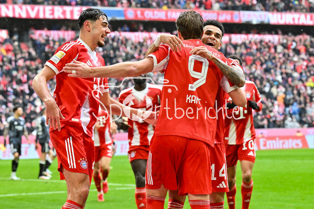FC Bayern München - Eintracht Frankfurt | MUNICH, GERMANY - 21. FEBRUARY: Jubel der Hausherren nach dem Treffer zum 2-0 durch Harry KANE (FC Bayern Munich 9) / Tor / Torschuetze / Freude / Happy während dem Bundesligamatch zwischen dem FC Bayern München und der SG Eintracht Frankfurt am 23. Spieltag in der Allianz Arena / DFL REGULATIONS PROHIBIT ANY USE OF PHOTOGRAPHS AS IMAGE SEQUENCES AND/OR QUASI-VIDEO / Aleksandar PAVLOVIC (FC Bayern Munich 45) / Luis DIAZ (FC Bayern Munich 14)