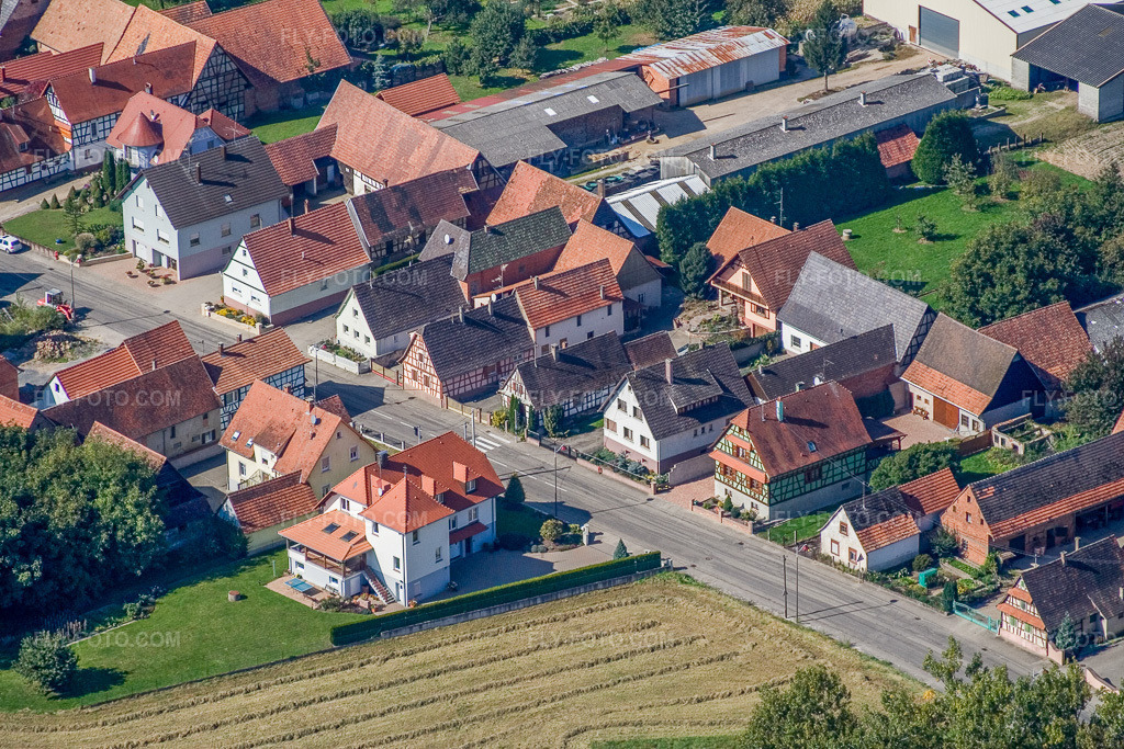 Aerial view: Rue Principale in Niederlauterbach in the state Bas-Rhin, France. – Photo: IMG_13552.jpg taken on 09/28/2008 by Werner Riehm/FLY-FOTO.com – Resolution of the original: 3456 x 2304 px