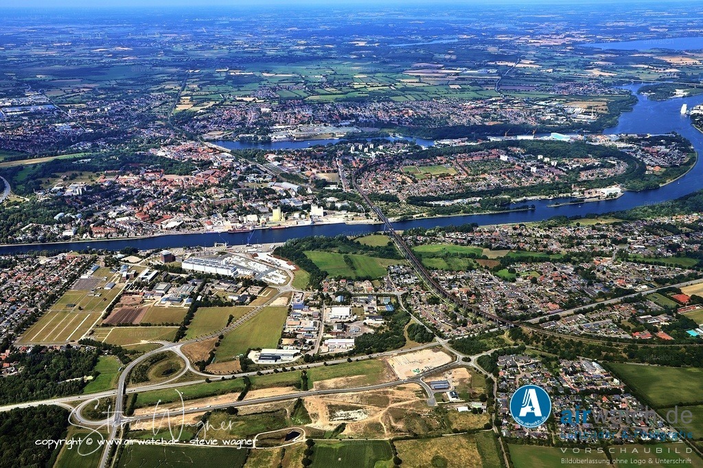 Luftbild Rendsburg - Mit  direkte Lage am Nord-Ostsee-Kanal |  Die direkte Lage am Nord-Ostsee-Kanal, der als meistbefahrene künstliche Wasserstraße der Welt gilt, ist ein absolutes Alleinstellungsmerkmal der Region und macht den Standort zu einem Drehkreuz zwischen Metropolregionen und maritimer Wirtschaft.