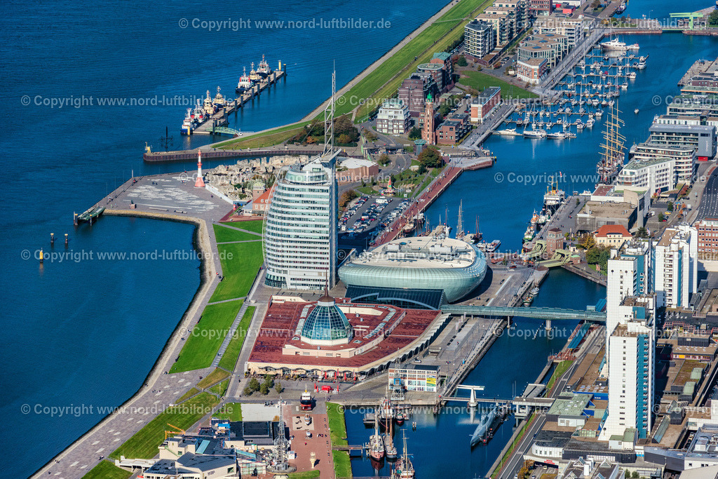 Bremerhaven_Mitte_Süd_Klimahaus_ELS_4898091022 | BREMERHAVEN 09.10.2022 Atlantic Hotel Sail City und Klimahaus in Bremerhaven im Bundesland Bremen. Das Vier-Sterne Hotel mit seiner geschwungenen Fassade steht direkt am runden Klimahaus Bremerhaven 8 Ost, einem wissenschaftlichen Ausstellungshaus. Die Gebäude stehen am Ufer des Flusses Weser am Alten Hafen. Weiterführende Informationen bei: ATLANTIC Hotels Management GmbH,  Klimahaus Betriebsgesellschaft mbH. // Atlantic Hotel Sail City and Klimahaus in Bremerhaven in the state of Bremen. The four star hotel with its bent front is located adjacent to the exhibition space of Klimahaus Bremerhaven 8 Ost and on the riverbank of the Weser. Further information at: ATLANTIC Hotels Management GmbH,  Klimahaus Betriebsgesellschaft mbH. Foto: Martin Elsen