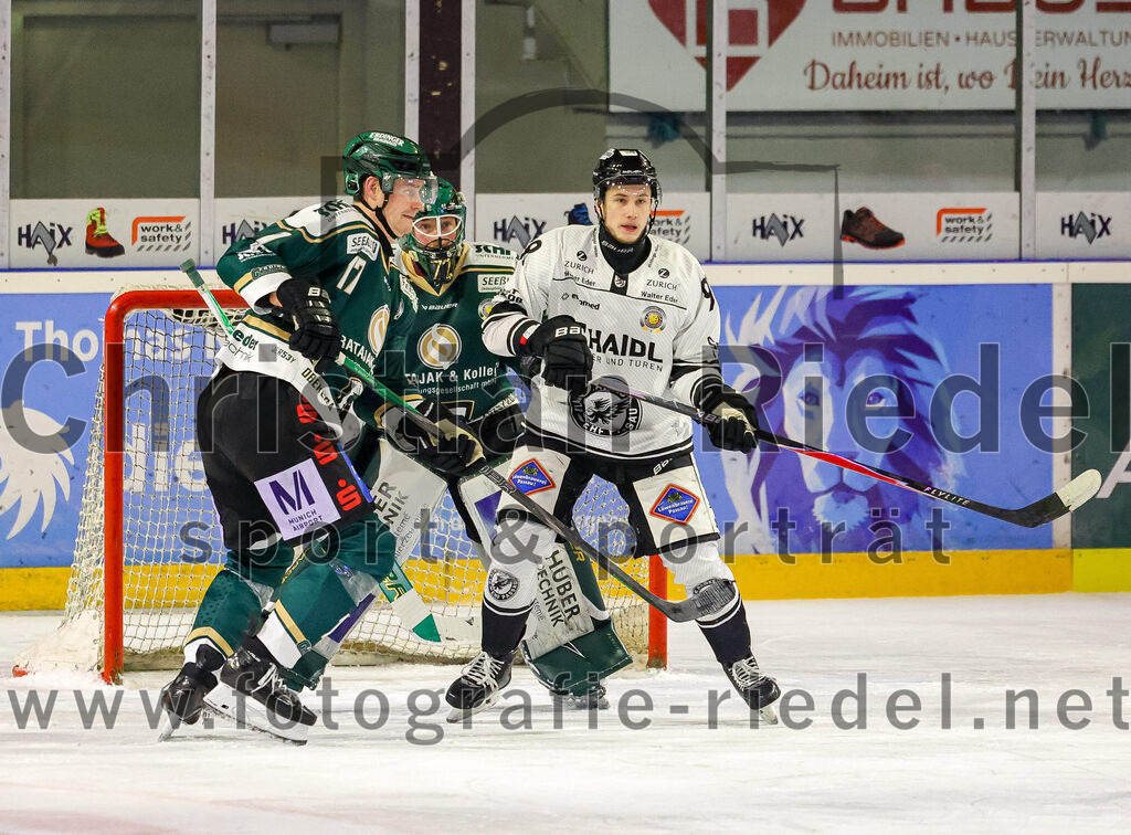 2026-01-30_103_TSV_Erding_gegen_EHF_Passau_Black_Hawks | Erding, Deutschland, 30.01.2026:Eishockey, Oberliga Süd 2025 / 2026, 42. Spieltag, TSV Erding gegen EHF Passau Black Hawks, Endergebnis: 2:6Elia Ostwald (Erding Gladiators, #17), Torwart David Zabolotny (Erding Gladiators, #72), Tjalf Deichmann (EHF Passau Black Hawks, #98)Foto: Christian Riedel / fotografie-riedel.net
