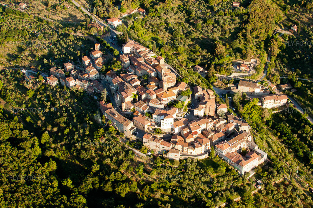 Vue aérienne: Village perché sur une colline, avec l'église San Biagio au centre du village. à le quartier Scrofiano in Sinalunga dans le département Siena, Italie. Photo: IMG_28126.jpg prise le 01/06/2010 par Werner Riehm/FLY-FOTO.euRésolution de l'original: 3430 x 2286 px