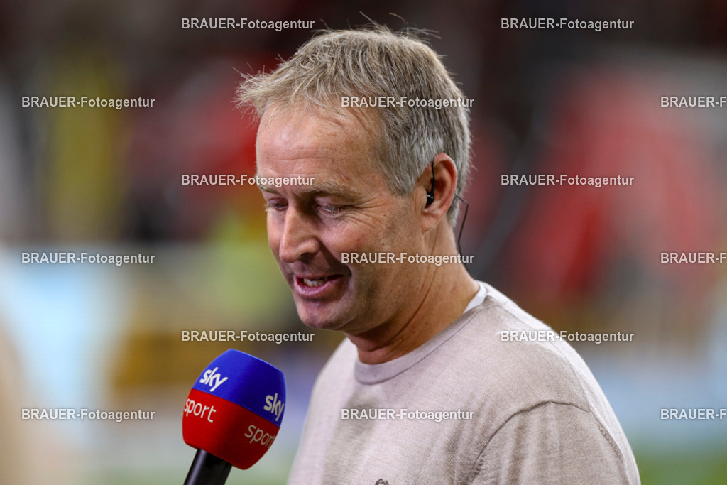 Bayer 04 Leverkusen vs Eintracht Frankfurt - Bundesliga  | Leverkusen, Deutschland, 12.09.25:   Trainer Kasper Hjulmand (Bayer 04 Leverkusen) im Interview waehrend des Spiels der Bundesliga zwischen  Bayer 04 Leverkusen vs Eintracht Frankfurt in der BayArena(Foto von Brauer-Fotoagentur / Adrian Schlueter)