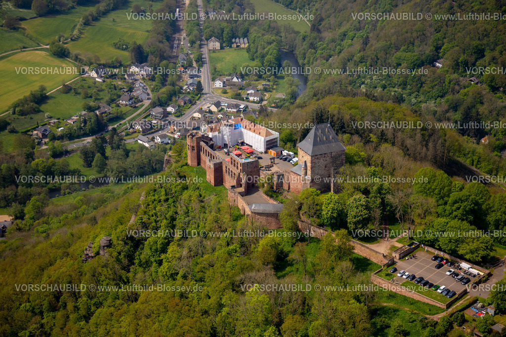 Nideggen240501744 | Luftbild, Renovierungsarbeiten an der Ruine der Burg Nideggen im Waldgebiet mit Fluss Rur, Höhenburg und Wahrzeichen der Nordeifel im Naturpark Hohes Venn-Eifel, Hügel und Täler, Nideggen, Nordrhein-Westfalen, Deutschland